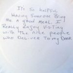 Una nota escrita a un voluntario en un plato de papel, agradeciéndole