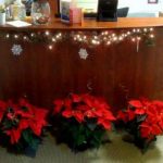 Adornos navideños en la oficina de Meals on Wheels