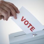 Un voto que se coloca en una urna