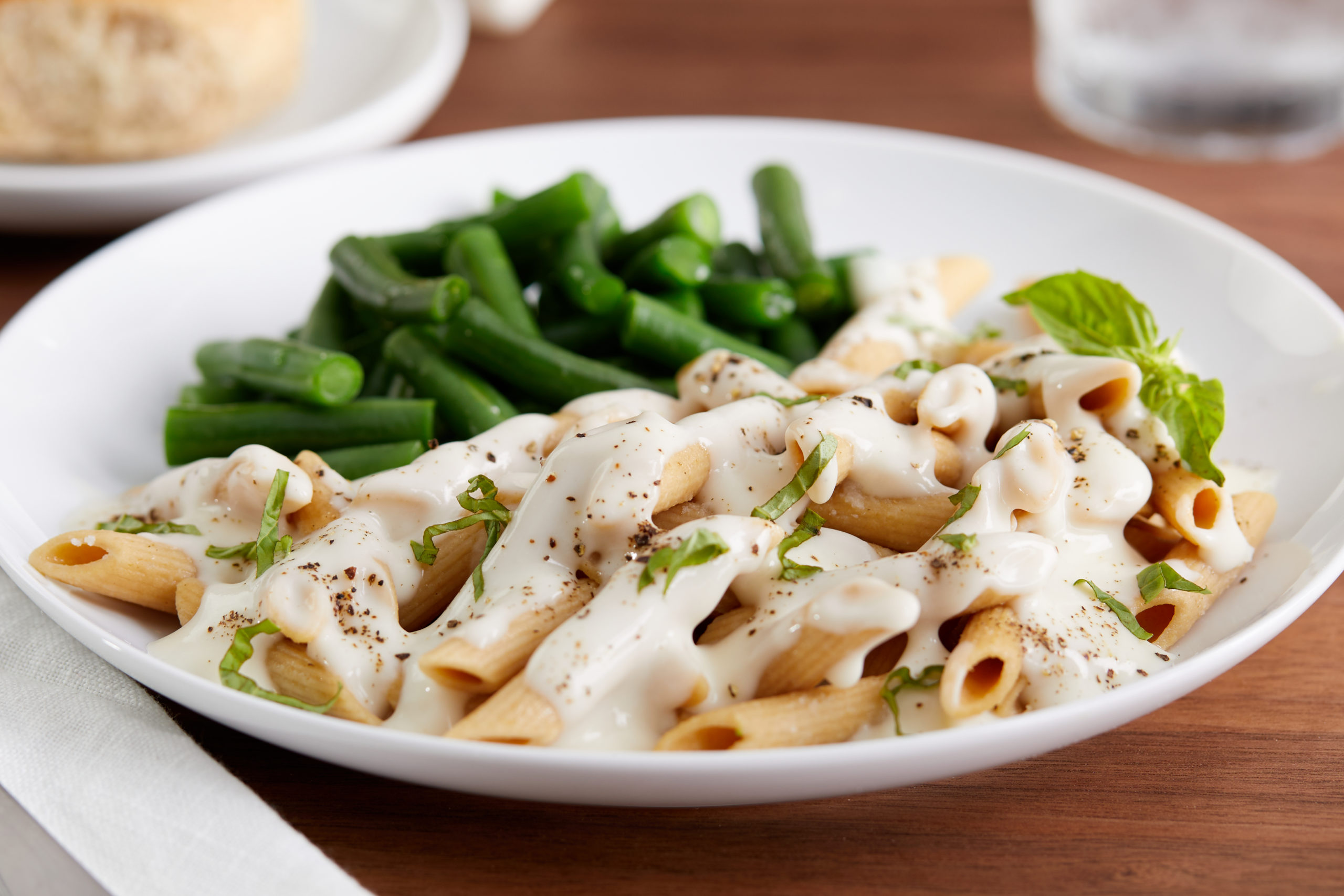 Vegetarian alfredo with green beans meal