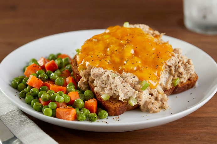 Tuna melt meal with peas and carrots