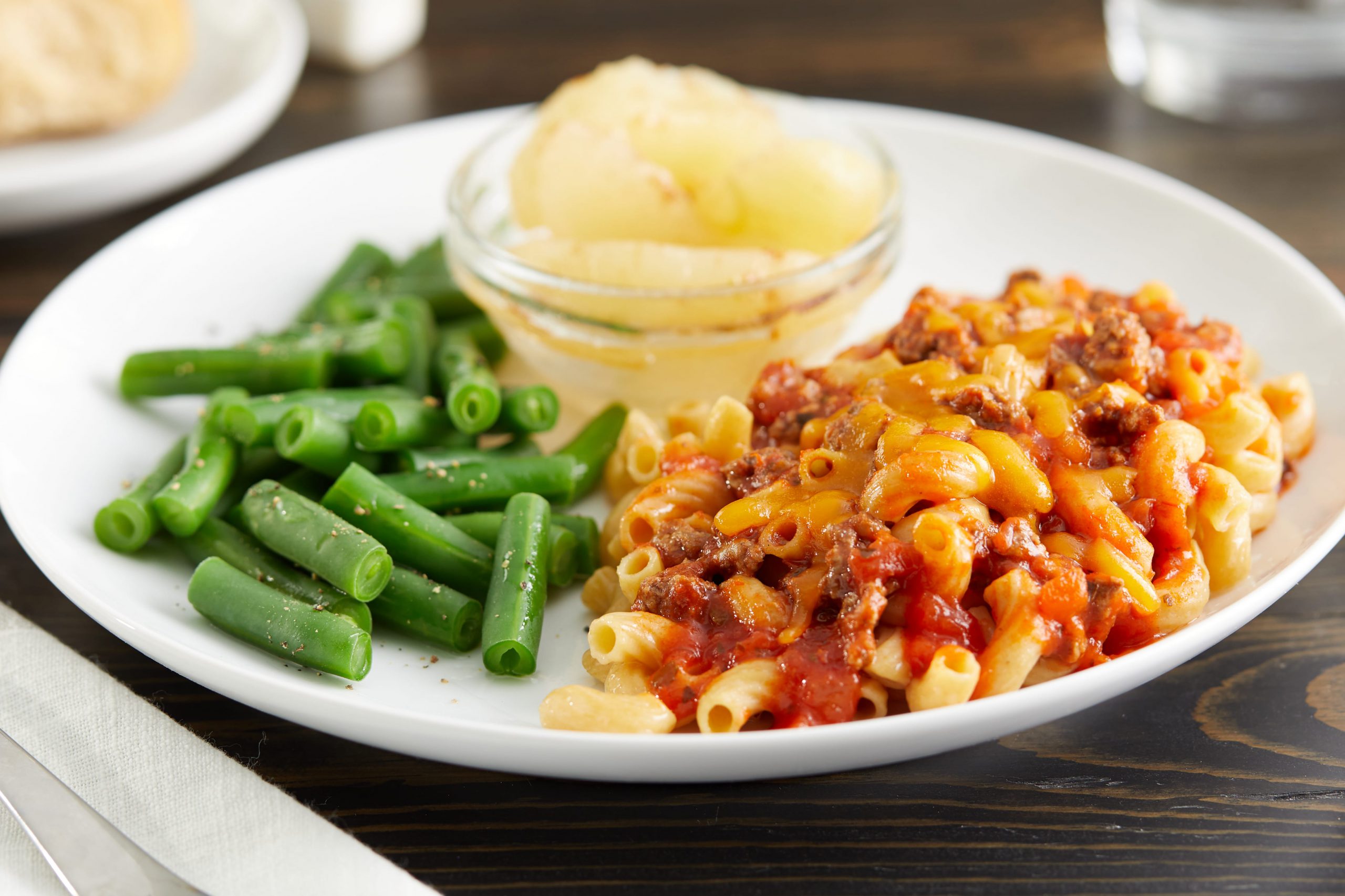 Chili mac meal with green beans and apples