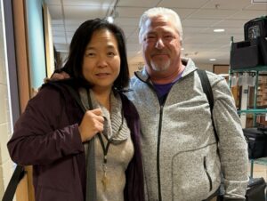 Volunteers Sue thiab nplua nuj