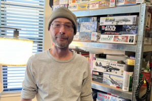 Chris, ib tug qub tub rog tau txais zaub mov hauv Minneapolis.